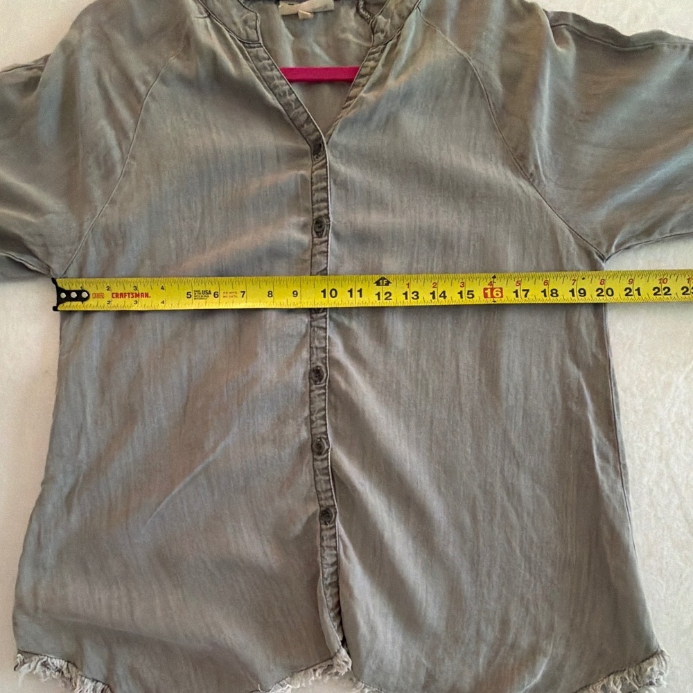 Hester & Orchard Women Medium Gray Tencel Button Split Neck Fringe Sharkbite Top - Picture 11 of 12